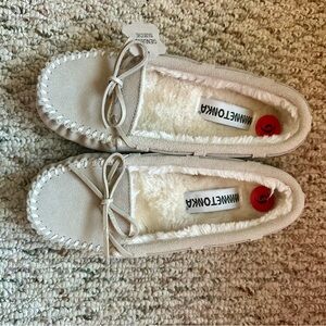Minnetonka moccasins tan slippers sz 6
